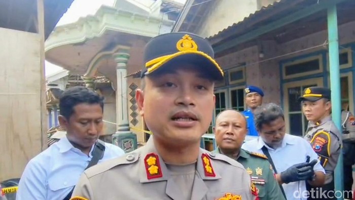 Salah satu rumah yang hancur akibat ledakan petasan di Situbondo.