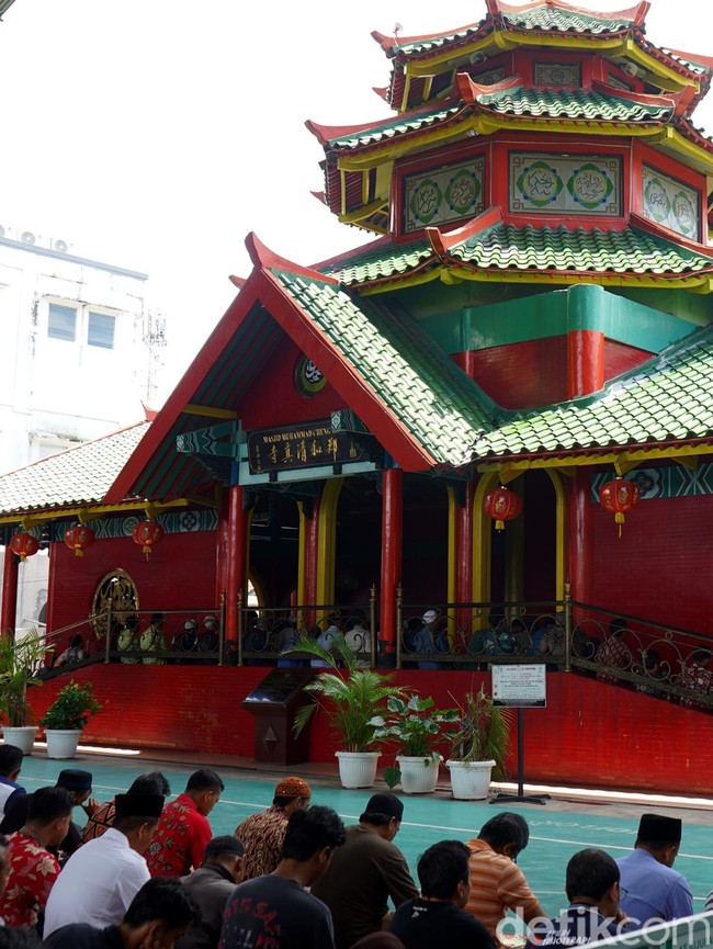 Salat Jumat Pertama Bulan Ramadan di Masjid Cheng Hoo Surabaya