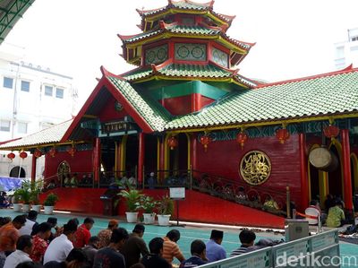 Salat Jumat Pertama Bulan Ramadan di Masjid Cheng Hoo Surabaya
