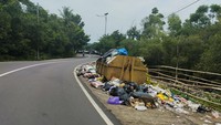 Memalukan! Turis Turun dari Kapal Pesiar di Lombok Malah Disambut Tumpukan Sampah