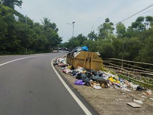 Memalukan! Turis Turun dari Kapal Pesiar di Lombok Malah Disambut Tumpukan Sampah