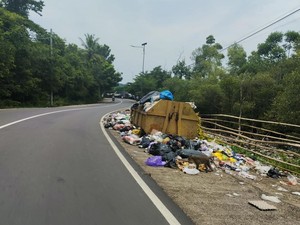 Memalukan! Turis Turun dari Kapal Pesiar di Lombok Malah Disambut Tumpukan Sampah