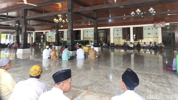 Santri Pesantren Lansia Masjid Agung Demak mengaji di serambi Masjid Agung Demak, Bintoro, Kecamatan Demak, Kabupaten Demak, Jumat (20/2/2026).