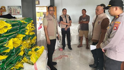 Satgas pangan Polda NTB melakukan pengecekan ke salah satu toko di Kecamatan Kediri, Lombok Barat yang diduga melakukan praktik curang dalam penjualan beras, Kamis (20/2/2026). (Foto : Dok Polda NTB).