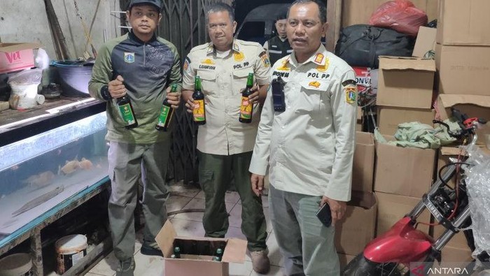 Satpol PP Jakarta Barat (Jakbar) menyita sebanyak 2.105 botol minuman (miras) ilegal dalam operasi razia di bulan Ramadan. (Dok. Antara)