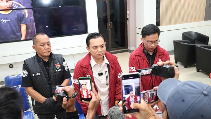 -Satreskrim Polresta Barelang menunjukkan barang bukti ponsel dan flashdisk dalam kasus pemerasan dan penyebaran konten asusila.(Dok Polresta Balerang)