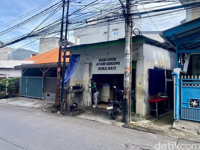 Sejak 1970! Warung Nasi Uduk Ini Punya Ayam Goreng Kalasan Enak