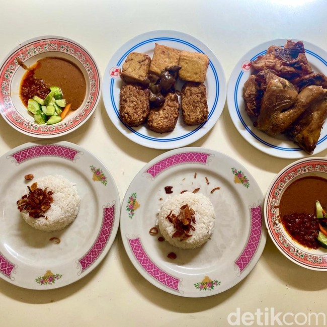 Sejak 1970! Warung Nasi Uduk Ini Punya Ayam Goreng Kalasan Enak