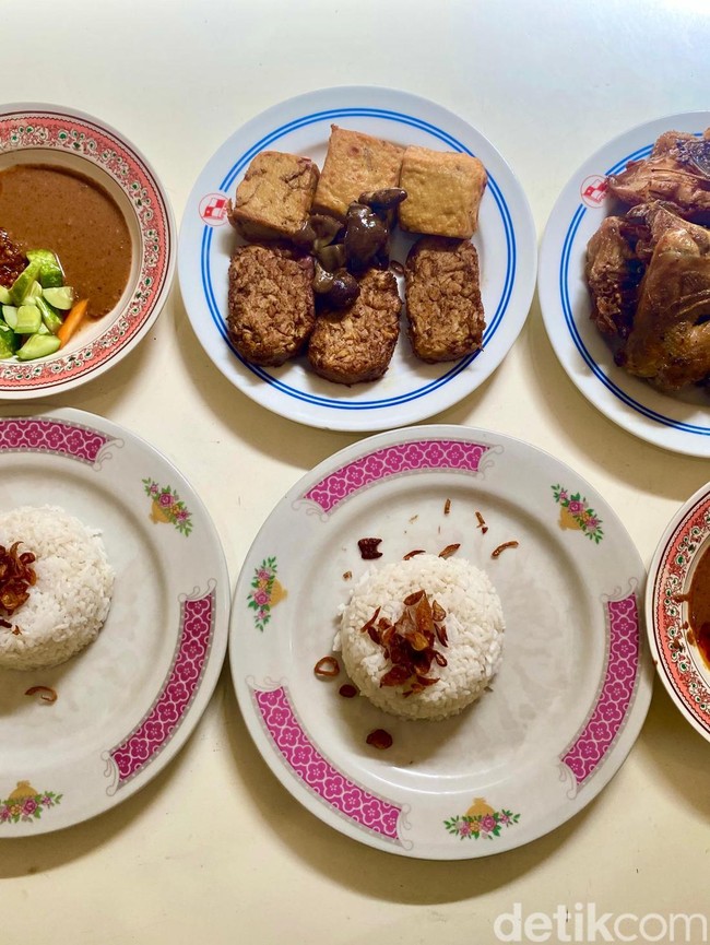 Sejak 1970! Warung Nasi Uduk Ini Punya Ayam Goreng Kalasan Enak