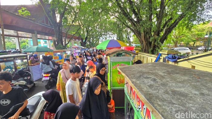 Suasana berburu iftar di Alun-alun Palabuhanratu, Sukabumi