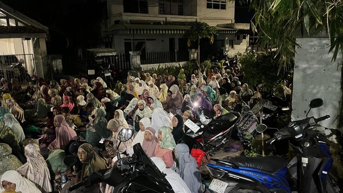 Suasana jemaah memadati sepanjang jalan Kartini depan Musolla Abdullah