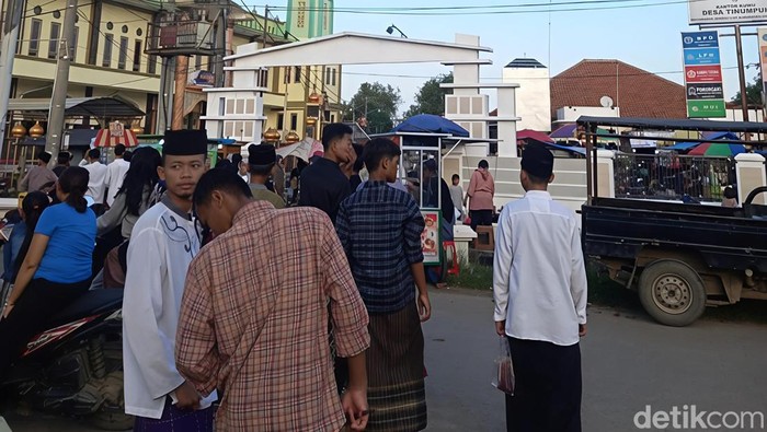 Suasana menjelang buka puasa di Desa Tinumpuk, Kecamatan Juntinyuat, Kabupaten Indramayu. Tampak para warga berbondong-bondong mencari takjil,