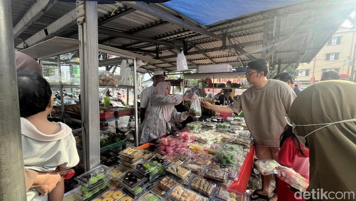 Suasana ramainya Pasar Beduk Kalidoni di Palembang, Sumatera Selatan