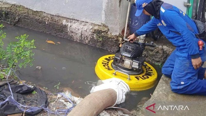 Sumber Daya Air Kecamatan Cakung mengerahkan pompa penyedot banjir di Kelurahan Rawa Terate, Cakung, Jakarta Timur, Jumat (20/2/2026)