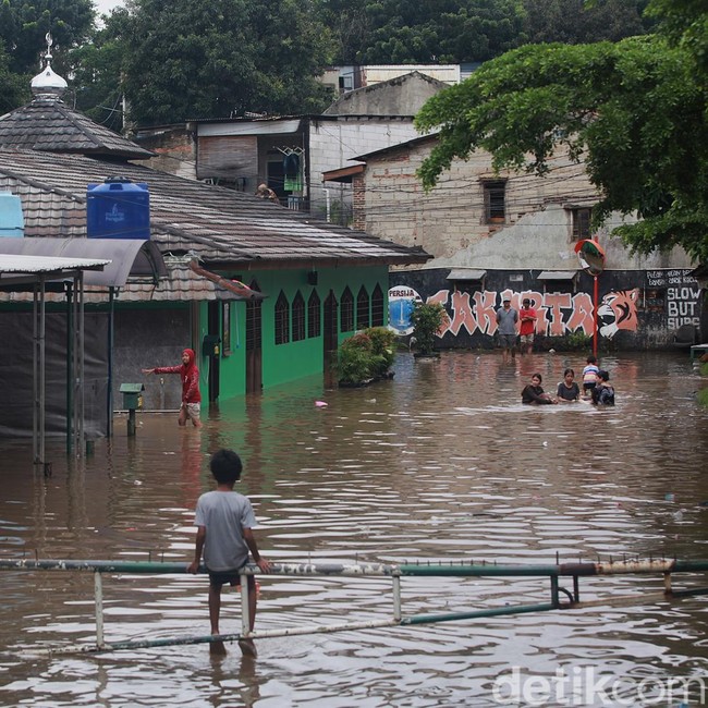Sungai Pesanggrahan Meluap, Permukiman hingga Pemakaman Kebanjiran