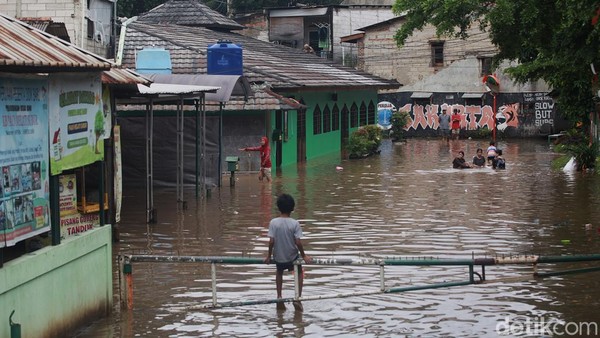 Sungai Pesanggrahan Meluap, Permukiman hingga Pemakaman Kebanjiran