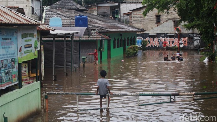 https://awsimages.detik.net.id/community/media/visual/2026/02/20/sungai-pesanggrahan-meluap-permukiman-hingga-pemakaman-kebanjiran-1771575779080_169.jpeg?q=90&w=700