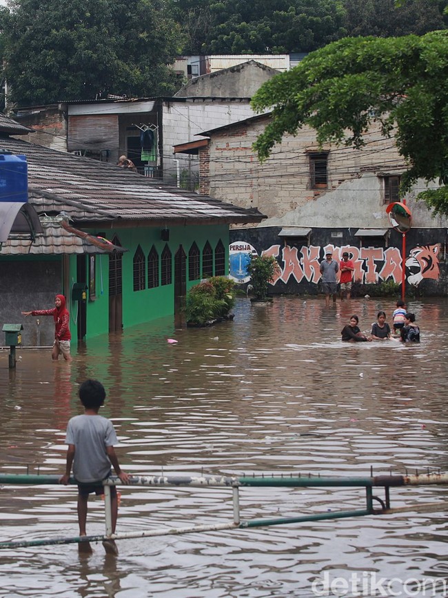 Sungai Pesanggrahan Meluap, Permukiman hingga Pemakaman Kebanjiran