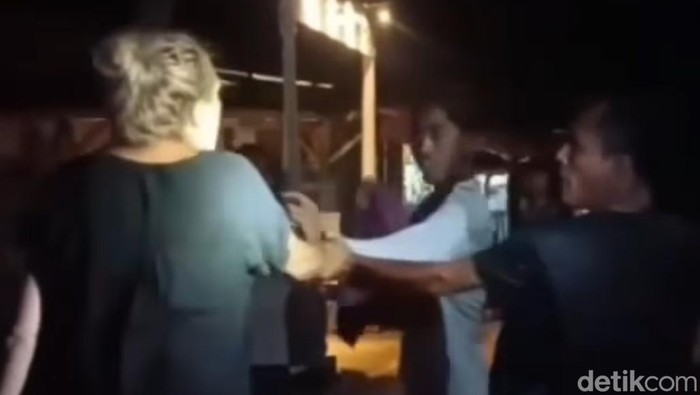 Bule Ancam Warga Gili Trawangan dengan Parang karena Gangguan Suara Tadarusan!