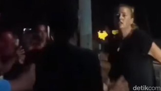 Viral Cewek Bule Ngamuk-ngamuk ke Warga Gili Trawangan yang Lagi Tadarusan