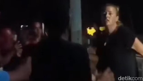 Tangkapan layar video viral seorang bule wanita ngamuk saat warga menggelar tadarusan di Gili Trawangan, NTB, Rabu (18/2/2026).