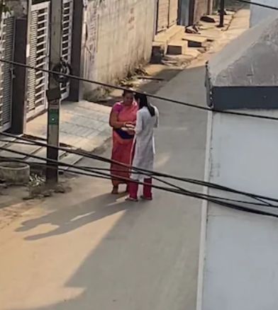 Haru! Wanita Ini Keluar Pagi Buta Demi Berikan Teh ke Penyapu Jalanan