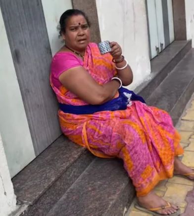 Haru! Wanita Ini Keluar Pagi Buta Demi Berikan Teh ke Penyapu Jalanan