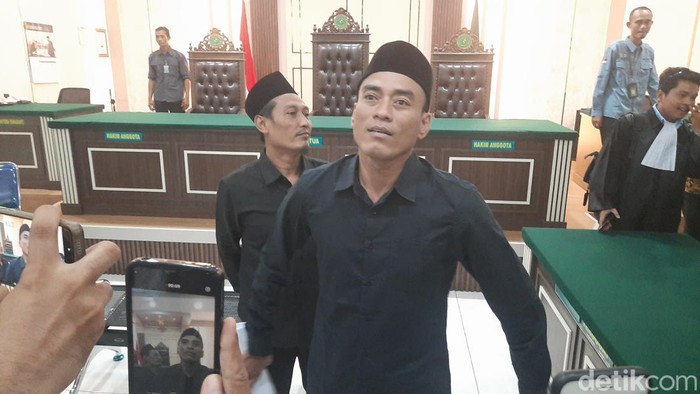 Kedua terdakwa Supriyono alias Botok dan Teguh Istiyanto selepas menjalani sidang di Ruang Cakra PN Pati, Jumat (20/2/2026).