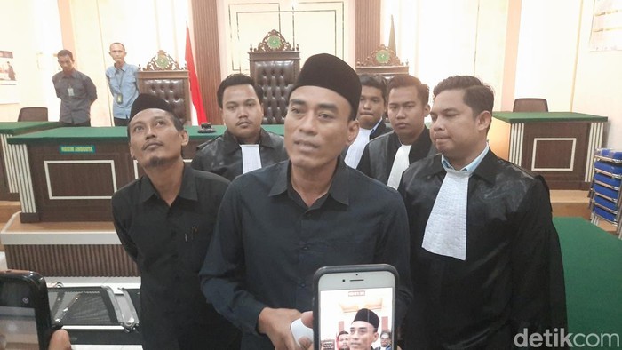 Kedua terdakwa pemblokiran jalan Supriyono alias Botok dan Teguh Istiyanto dituntut jaksa penuntut umum (JPU) masing-masing 10 bulan penjara. 
