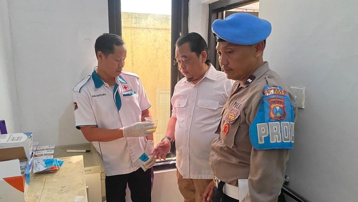 Tes urine dadakan terhadap ratusan personel Polres Magetan.