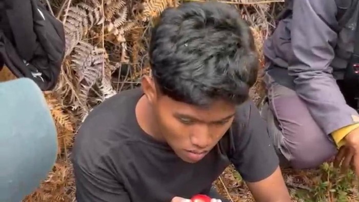 Tim relawan saat menemukan Dzikri korban hilang di Gunung Ijen
