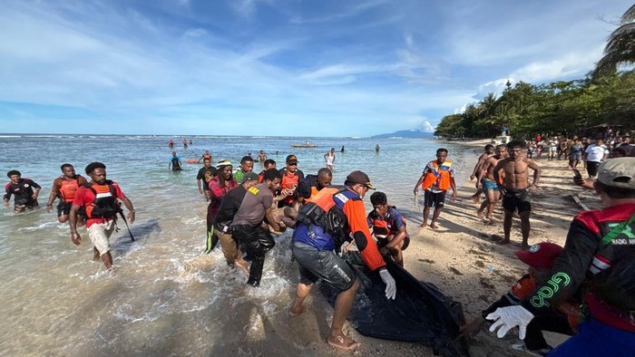 Tim SAR mengevakuasi korban tenggelam di pantai Jayapura.
