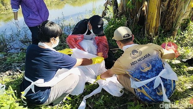 Tim UPTD Puskeswan Mapili membedah 1 ekor anjing liar yang dibunuh warga usai menyerang 2 bocah kakak beradik di Polman. Tim UPTD Puskeswan Mapili membedah 1 ekor anjing liar yang dibunuh warga usai menyerang 2 bocah kakak beradik di Polman.