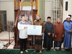 Tito Karnavian Laksanakan Salat Subuh dan Serahkan Bantuan di Aceh Timur