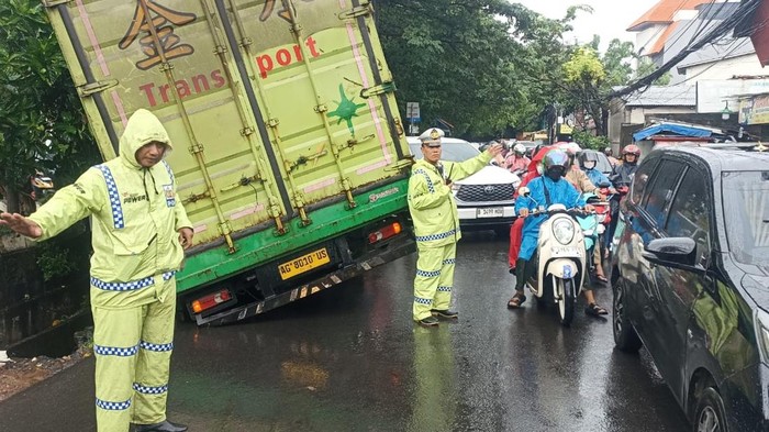 Truk Terperosok, Lalin Cengkareng Jakbar Terhenti: Ini Penyebabnya!