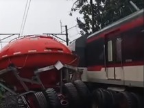 Video Truk Tertemper KA Bandara, Jalur Tangerang-Duri Disetop Sementara