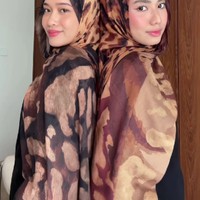Bikin Tirus, 5 Tutorial Hijab Pashmina Viscose Print ala Gen Z untuk Bukber