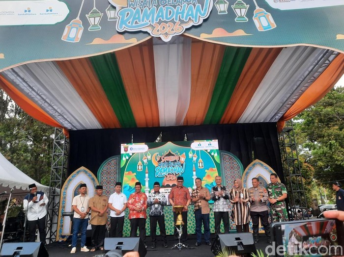 Wali Kota Andi Harun memukul beduk sebagai simbol dimulainya Pasar Ramadan