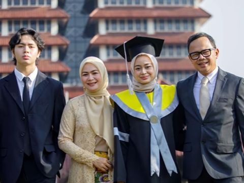 Wamen Dalam Negeri, Bima Arya Sugiarto dalam wisuda putrinya Kinaura Maisha Wamen Dalam Negeri, Bima Arya Sugiarto dalam wisuda putrinya Kinaura Maisha