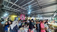 Berburu Takjil di Pasar Ramadan Legendaris, Antrean Mengular