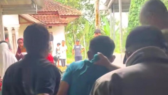 Warga mengamankan pelaku yang diduga melakukan aksi pencurian di wilayah Rancah Ciamis.