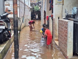 Cerita Warga Cipulir Tak Sempat Sahur karena Banjir, Fokus Selamatkan Barang