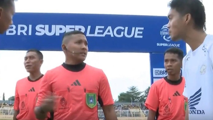 Wasit Agung Setiawan saat memimpin laga PSM Makassar.