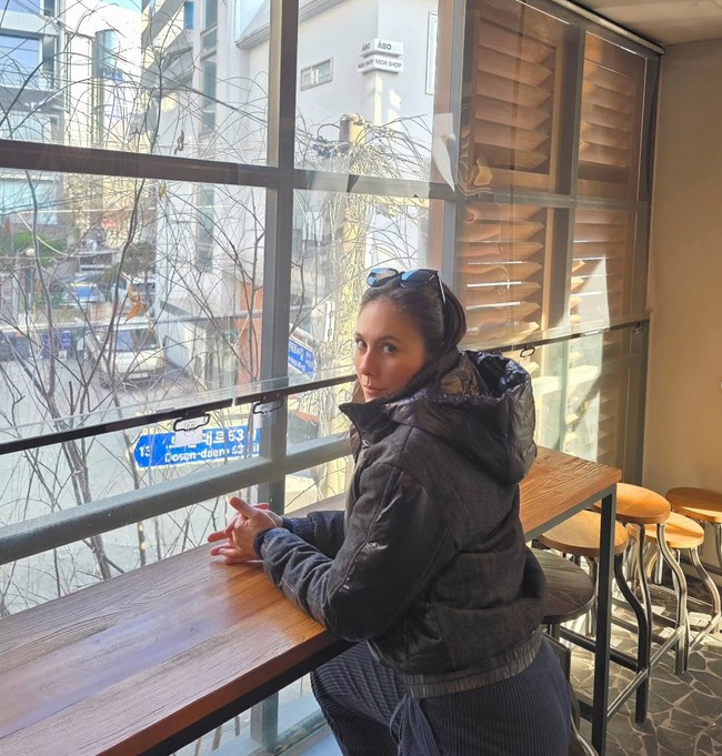 Wulan tampaknya tengah asik menikmati waktu liburan dengan berkunjung ke Korea. Penampilannya yang simpel namun tetap stylish kembali curi atensi. Foto: Instagram/@wulanguritno