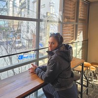 Wulan tampaknya tengah asik menikmati waktu liburan dengan berkunjung ke Korea. Penampilannya yang simpel namun tetap stylish kembali curi atensi. Foto: Instagram/@wulanguritno