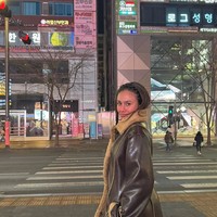 Wulan tampil standout dengan coat panjang berbahan kulit berwarna cokelat tua. Bagian dalam coat dilapisi bulu shearling warna krem yang memberi kesan hangat sekaligus mewah. Potongan panjangnya membuat tampilan terlihat elegan dan cocok untuk cuaca dingin Korea. Foto: Instagram/@wulanguritno