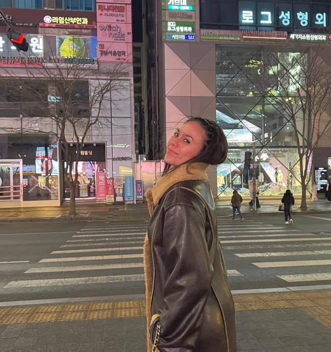 Untuk melengkapi penampilan, Wulan membiarkan rambutnya tergerai rapi. Ia menambahkan bando hitam yang membuat tampilannya terlihat lebih manis dan effortless. Foto: Instagram/@wulanguritno