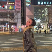 Untuk melengkapi penampilan, Wulan membiarkan rambutnya tergerai rapi. Ia menambahkan bando hitam yang membuat tampilannya terlihat lebih manis dan effortless. Foto: Instagram/@wulanguritno