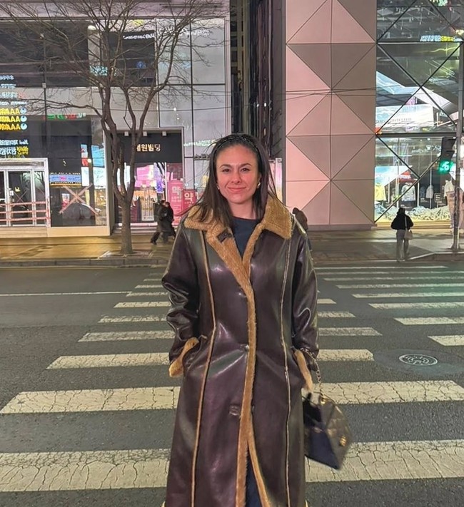 Ia membawa tas tangan berwarna hitam dengan aksen rantai emas sebagai strap-nya. Model tas yang klasik ini memberi sentuhan feminin dan senada dengan outfit bernuansa gelap yang ia kenakan. Foto: Instagram/@wulanguritno