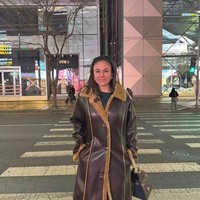 Ia membawa tas tangan berwarna hitam dengan aksen rantai emas sebagai strap-nya. Model tas yang klasik ini memberi sentuhan feminin dan senada dengan outfit bernuansa gelap yang ia kenakan. Foto: Instagram/@wulanguritno